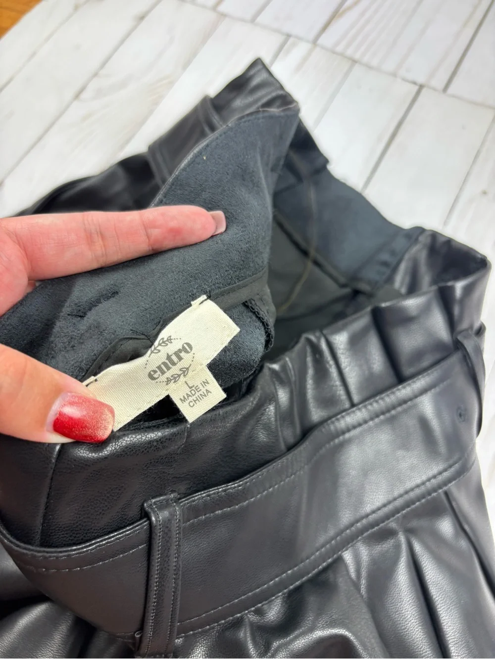 entro Black Faux Leather Belted Shorts Size Large